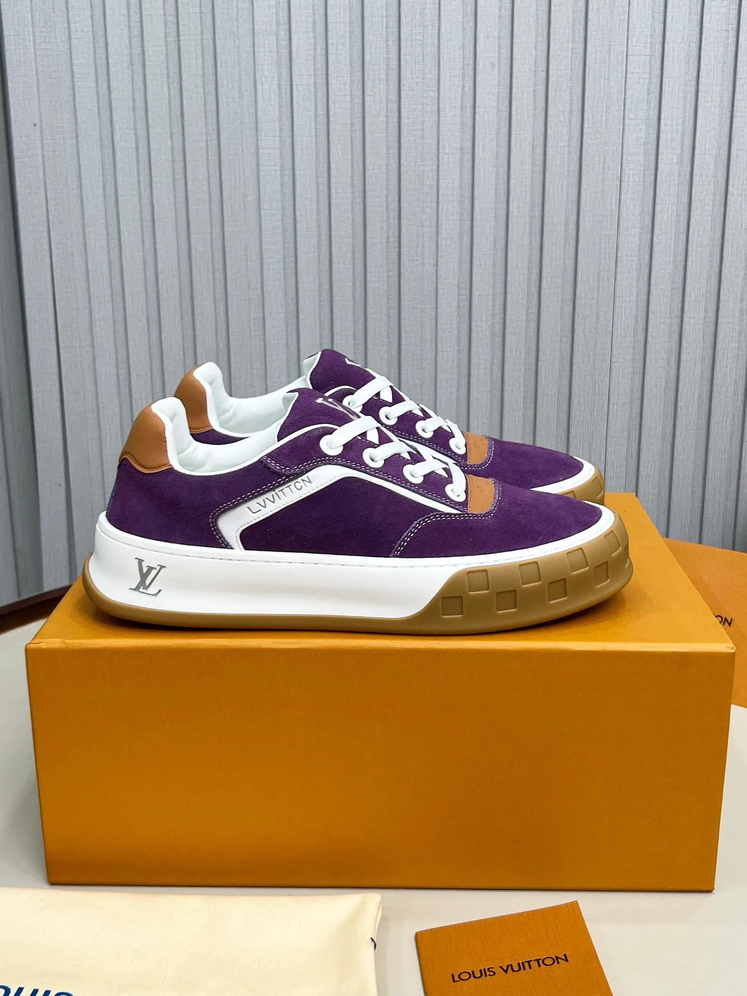 p620💰Men's shoes ❤️❤️❤️Top version LV-Louis Vuitton-Classic catwalk new style Air glue process·Original 1:1 development and reproduction! ! The upper foot is very comfortable. It is made of luxurious materials and fine workmanship. The midsole is printed with English letters "Made in Europe". The upper is made of calfskin imported from Italy. The side is decorated with the brand's LOGO and signature. The latest latex foot pads and mesh lining make the foot feel super comfortable. The original two-color TPU combination outsole is specially provided by the original factory. Bag technology Goodyear stitched edges Fabric: Exclusive custom first-layer cowhide Accessories: Exclusive private model Vuitton logo, lining: Customized silk mesh lining - first-layer silk cowhide lining Outsole: TPU combination outsole wear-resistant, non-slip and anti-yellowing Foot pads: new latex pads-mesh sweat-absorbent Counter technology: fully computerized sewing machine wire drawing Toe box back cover Hot and cold shaping Full set of pull-top last with medium and low logo pattern Code number 39-45
